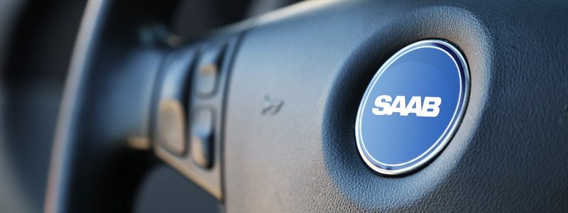 Saab-Emblem in der Nabe eines Lenkrads, daneben die Bedientasten am Lenkradkranz